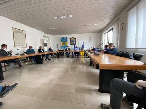 Nella foto uno scorcio della sala del Consiglio comunale di Gonars nel corso dell'incontro con l'Assessore Bini